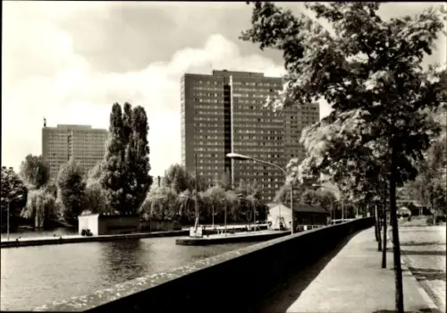 Ak Berlin Mitte, Hochhäuser am Fischerkietz, Schleuse