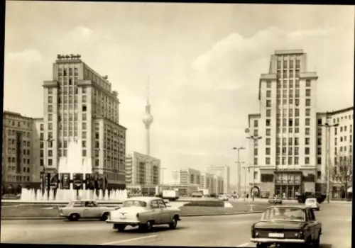 Ak Berlin, Strausberger Platz, Fernsehturm, Springbrunnen, Verkehr
