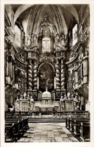 Ak München Bayern, Presbyterium der St. Karcianskirche,  barocke Skulpturen, Altar