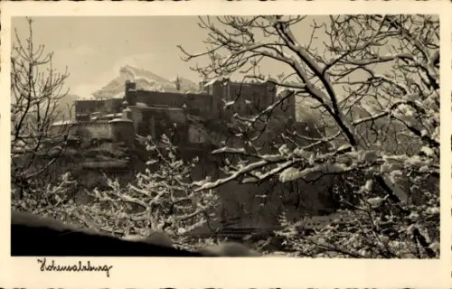 Ak Salzburg in Österreich, Festung Hohensalzburg, Schneebedeckte Burg, Bäume im Vordergrund, Wint