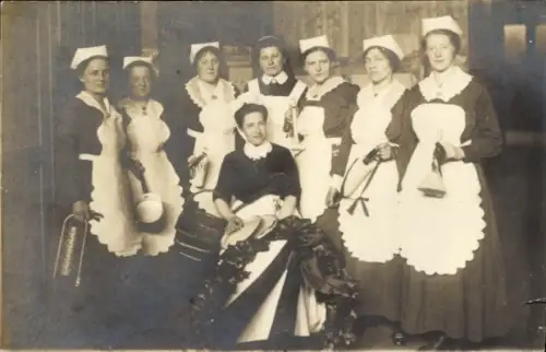 Foto Ak Gliwice Gleiwitz Oberschlesien, Schwestern der niederländischen Ambulanz, März 1917, 1. WK