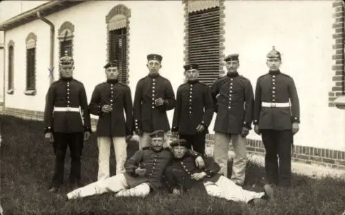 Foto Ak deutsche Soldaten in Uniform, Truppenübungsplatz Posen