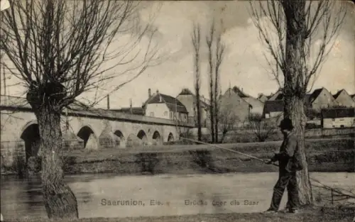 Ak Sarre Union Saarunion Elsass Bas Rhin, Brücke über die Saar, Angler am Wasser, Bäume im Vorder