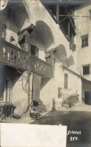 Ak Schwaz in Tirol, Schwarz, Gebäude mit Balkon, Säulen, Stuhl, Schatten, 1910