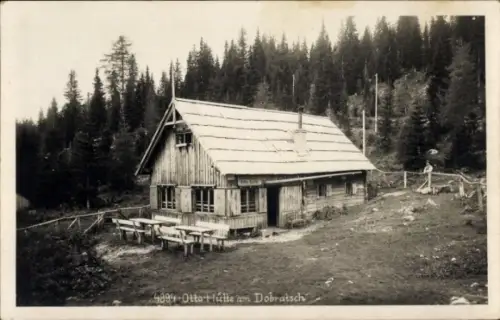 Ak Nötsch am Dobratsch Kärnten, Otto-Hütte am  Wald, Berge, Natur, Holzhaus, Tische, Bänke