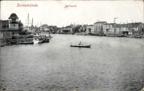 Ak Świnoujście Swinemünde Pommern, Blick auf den Hafen, Boote, Wasser, Ufer, Gebäude