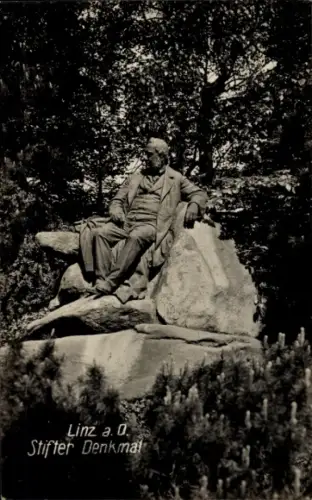 Ak Linz an der Donau Oberösterreich, Stifter Denkmal, Statue eines sitzenden Mannes, Linz a. O.