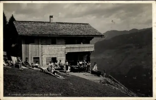 Ak Schruns in Vorarlberg, Almhaus, Junkersboden, Menschen auf der Wiese, Berge im Hintergrund