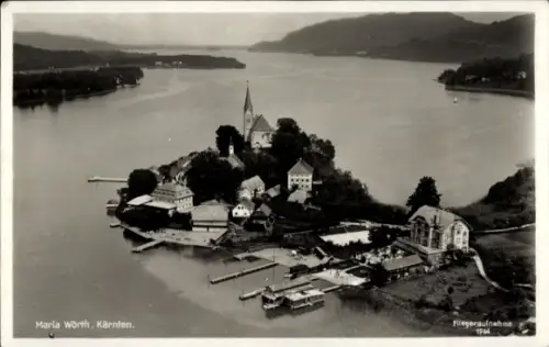 Ak Maria Wörth am Wörthersee Kärnten, Fliegeraufnahme von  Kärnten, See, Kirche, Gebäude