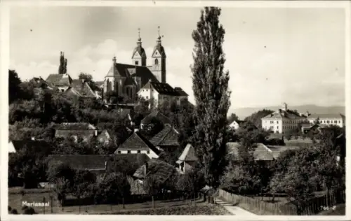 Ak Maria Saal in Kärnten, Totalansicht der Ortschaft mit Basilika