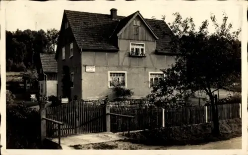 Ak Königstein an der Elbe Sächsische Schweiz, Haus mit Garten, Zaun, Bäume, Fenster mit Blumen