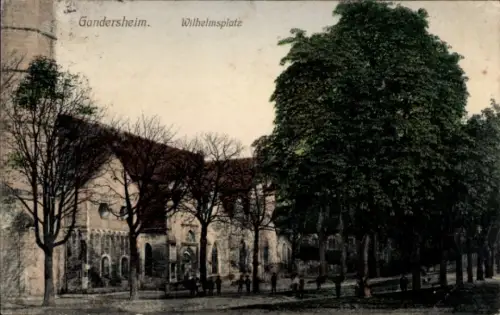 Ak Bad Gandersheim am Harz,  Wilhelmsplatz, Bäume, Menschen, 