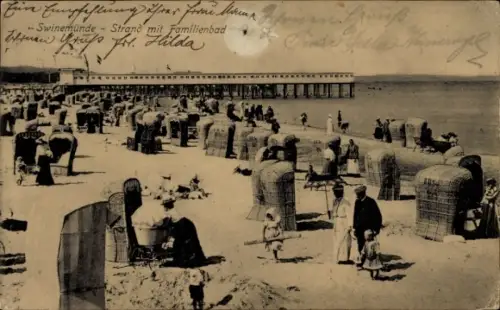 Ak Świnoujście Swinemünde Pommern, Strand mit Familienbad, viele Menschen, Strandkörbe, Pier