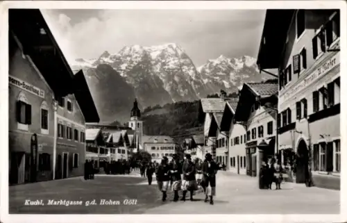 Ak Kuchl in Salzburg,  Marktgasse, Hohen Göll, Berge, Menschen,  Kleidung