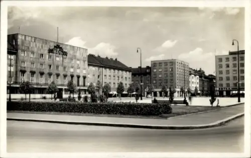 Ak Hradec Králové Königgrätz Stadt, Stadtplatz, Bäume, Gebäude, Menschen, Schwarz-Weiß-Foto
