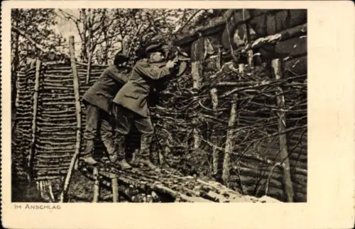 Ak Im Anschlag, deutsche Soldaten im Schützengraben, 1. WK