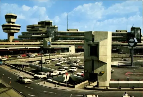 Ak Berlin Reinickendorf Tegel, Blick auf den Flughafen, Tower, Automobile