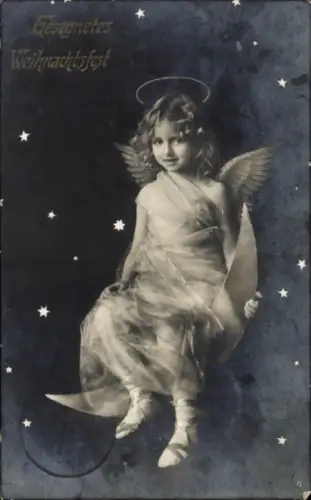 Foto Ak Gesegnetes Weihnachtsfest, Mädchen als Engel verkleidet posiert auf Mond