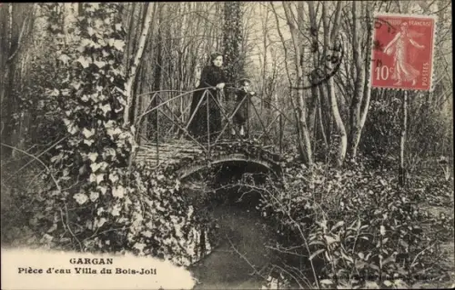 Ak Livry Gargan Seine Saint Denis, Villa du Bois Joli, Pièce d'eau, pont, femme avec enfant