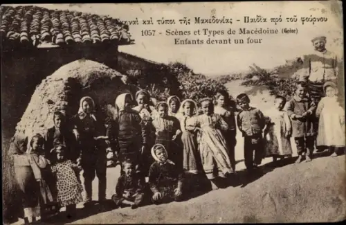 Ak Castres Tarn Okzitanien, Types de Macedoine, Enfants devant un four