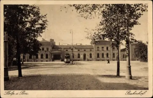 Ak Słupsk Stolp Pommern, Bahnhof, Straßenbahn
