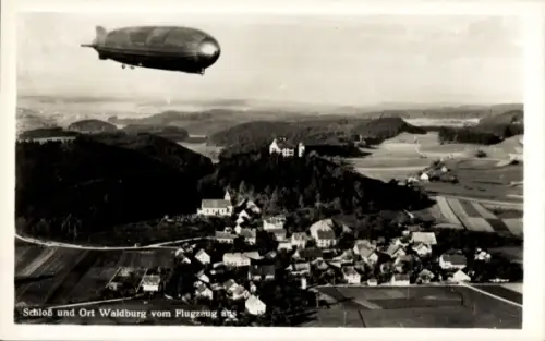 Ak Waldburg in Württemberg, Luftaufnahme von  Zeppelin, Schloss, ländliche Umgebung