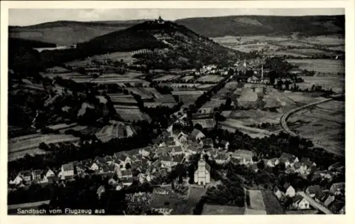 Ak Sandbach Breuberg im Odenwald Hessen, Luftaufnahme von  Felder, Häuser, Kirche, Berge