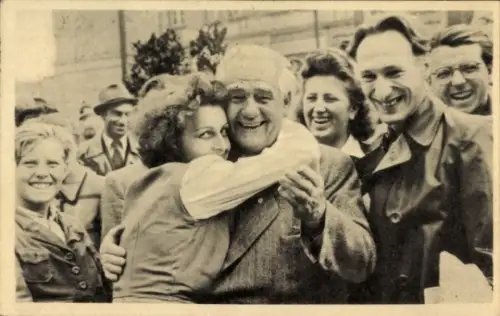 Ak Wilhelm Pieck verabschiedet FDJler, Aufbruch zu den Weltjugendspielen Budapest