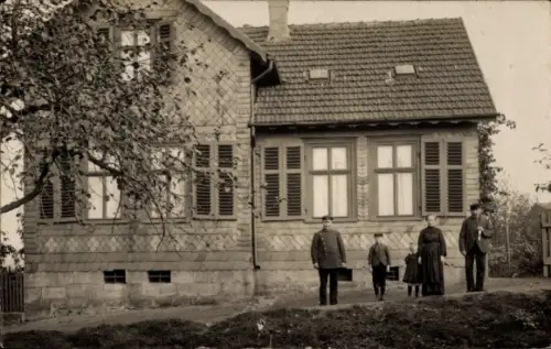 Foto Ak Bebra an der Fulda Hessen, Gruppe vor einem geschindelten Haus, Mann in Dienstuniform