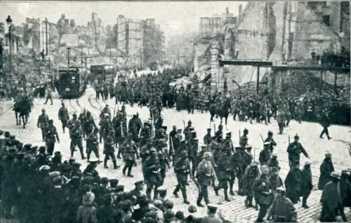 Foto Ak Lille Nord, Transport von Kriegsgefangenen, Kriegszerstörungen, I WK