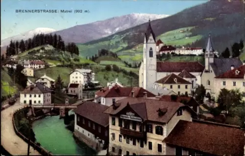 Ak Matrei am Brenner Tirol, Brennerstraße,  Berge, Kirche, Fluss, Häuser