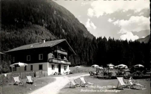 Ak Neukirchen am Großvenediger in Salzburg, Gasthof Siggen, 900 m,  Wiese, Liegestühle, Sonnensch