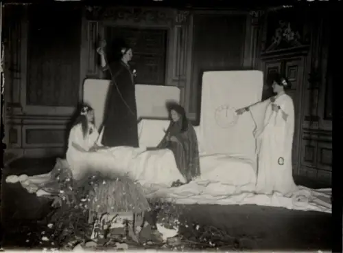 Foto Ak Gliwice Gleiwitz Oberschlesien, Schwestern d. niederländischen Ambulanz, Szene Allegorie