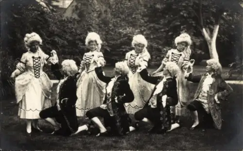 Foto Ak Gliwice Gleiwitz Oberschlesien, Schwestern d. niederländischen Ambulanz, Theaterszene 1917