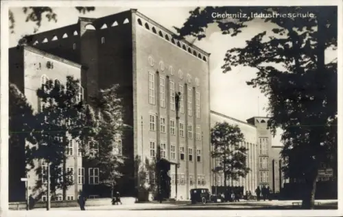 Ak Chemnitz in Sachsen,  Industrieschule, Gebäude mit Bäumen, Auto auf der Straße