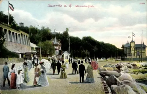 Ak Sassnitz auf Rügen, Miramareplatz, Spaziergänger,  Kleidung, Strandpromenade