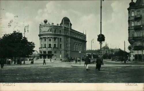 Ak Wien 1 Innere Stadt,  Urania,  Architektur, Menschen auf der Straße