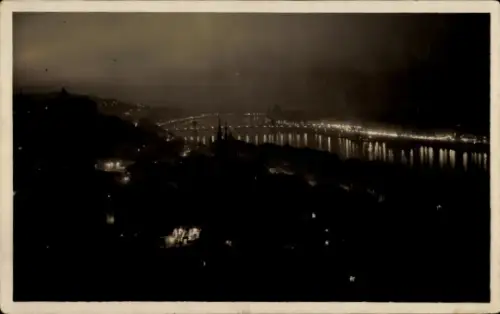 Ak Budapest Ungarn, Nachtaufnahme von  beleuchtete Brücke, Flussansicht