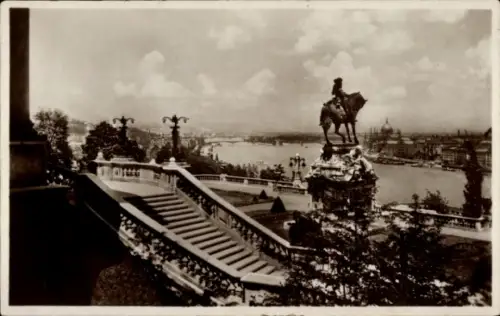Ak Budapest Ungarn, Reiterstatue, Flussansicht, Treppe, Bäume, Budapest