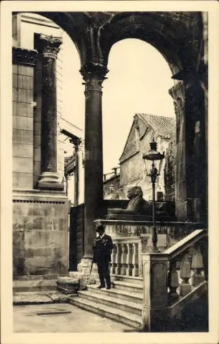 Ak Split Kroatien, Mann mit Stock, Treppe, Säulen, Laterne, Löwe