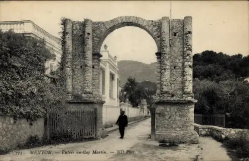 Ak Menton Alpes Maritimes,  Eingang zum Cap Martin, Person geht durch Bogen