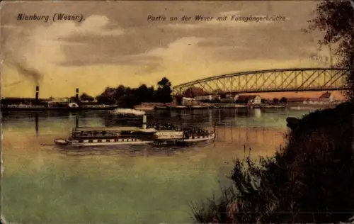 Ak Nienburg an der Weser, Nienburg (Weser), Partie an der Weser, Fußgängerbrücke, Dampfschiff