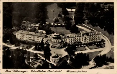 Ak Bad Wildungen in Hessen,  Fürstliches Badehotel, Fliegeraufnahme