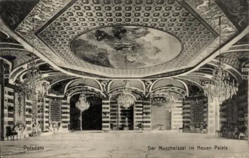 Ak Potsdam Sanssouci,  Muschelsaal, Neuen Palais, prächtige Decke, Kronleuchter