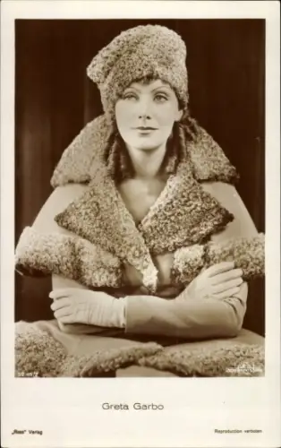 Ak Schauspielerin Greta Garbo, Portrait mit Pelzmütze, Mantel mit Pelzbesatz, Ross