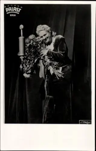 Foto Ak Sängerin Kläre Gudholz, Friedrichstadtpalast Berlin, Portrait mit Blumenstrauß, Autogramm