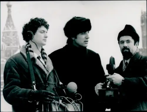 Foto Journalist Fritz Pleitgen, Portrait mit Kamera, Autogramm