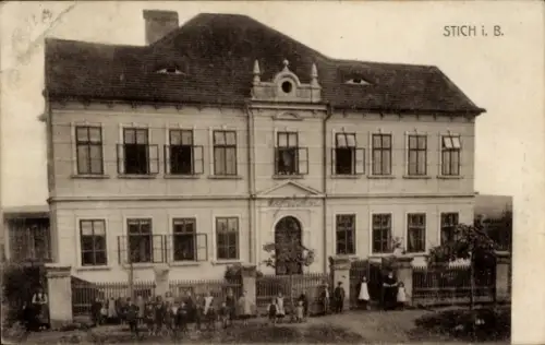 Ak Vstiš Stich in Böhmen Reg. Pilsen, Schule, Kindergruppe