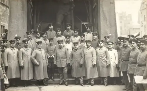 Foto Ak Deutsche Soldaten in Uniformen, Gruppenfoto, Kaiserzeit