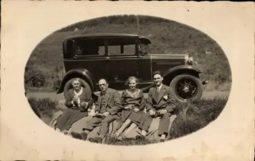 Foto Ak Menschen-Gruppenfoto, Auto